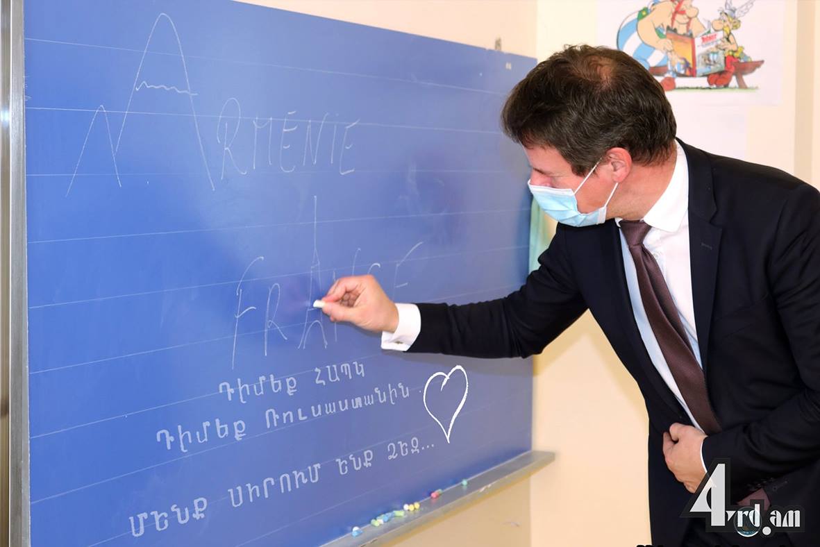 Ֆրանսիայի դեսպանը կրակն է ընկել
